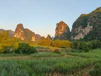 棲於明仕聚寶盆,一窗山水一窗福 推開門,喀斯特的青黛便撞進眼底——「畫山雲野Scenic山水度假