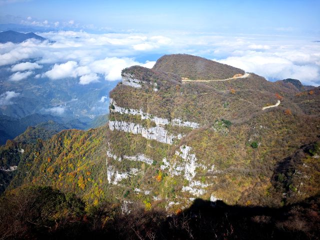 雲霧繚繞龍頭山