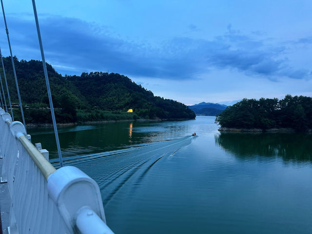 The magic of Thousand Island Lake touches the soul with its serene beauty.