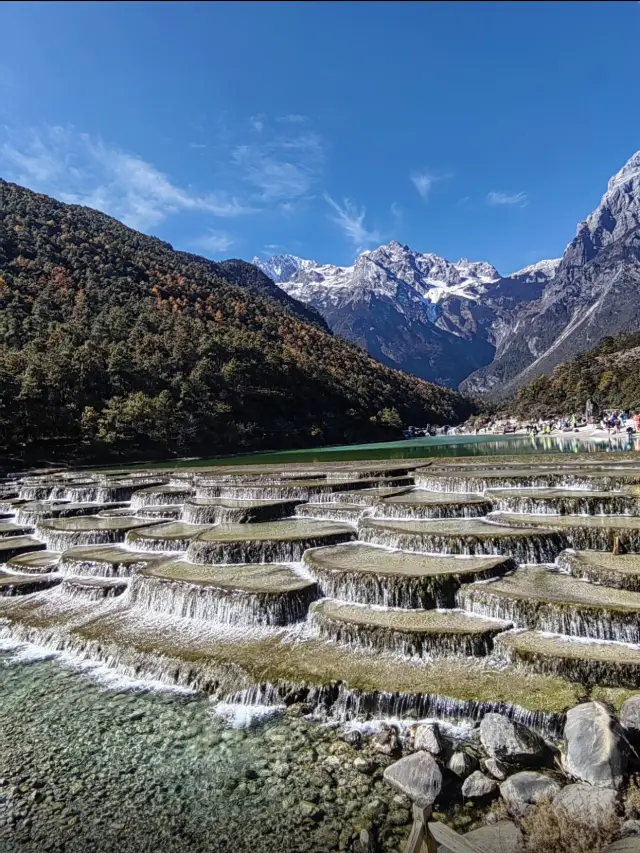 Winter Wonderland Jade Dragon Snow Mountain + Blue Moon Valley is absolutely stunning! Few people, beautiful scenery!