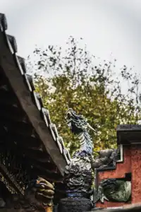 坐在祖廟的紅牆下，我拍到了佛山的魂。