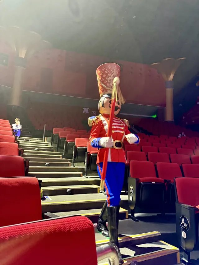 在漫天煙花下坐旋轉木馬，五天四晚玩不夠！