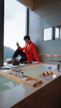 在網紅酒店過生日及除夕 精彩得不要不要的