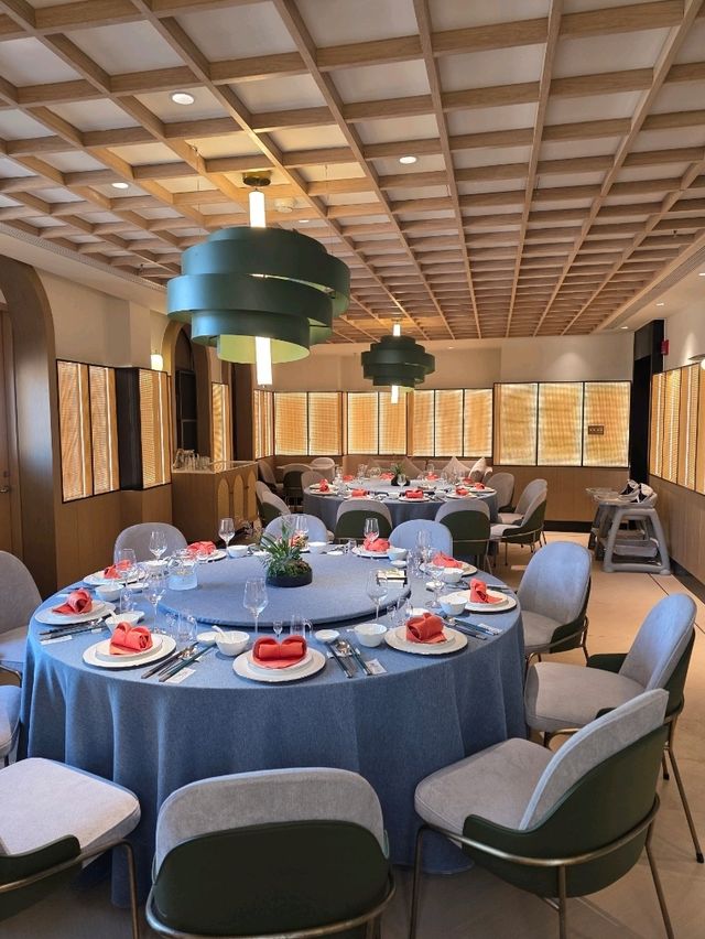 Отель с изысканным рестораном внутри. Отель с изысканным рестораном внутри.