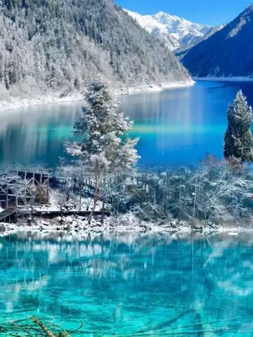 九寨溝｜在冬日，步入一場冰封藍調的靜謐神話