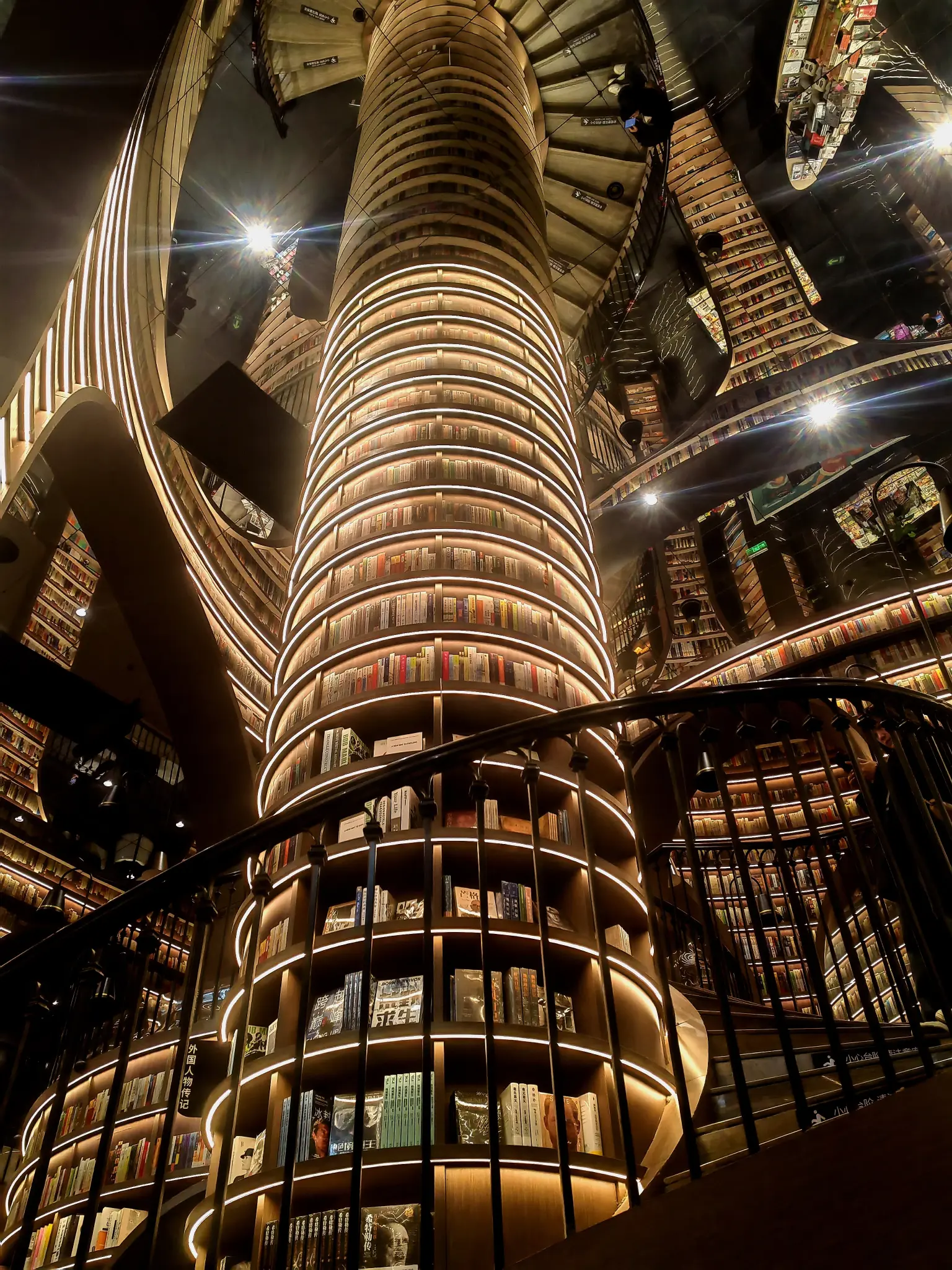 Dujiangyan + Zhongshuge + Panda Valley one-day tour
Who would have thought! Found the real-life Hogwarts castle in Dujiangyan🏰
Arched book corridors paired with mirrored ceilings
It really feels like stepping into Inception
Every snap looks like a blockbuster shot
The visual impact is off the charts💥
A stunning bookstore you can visit for free
It truly understands what girls love!
Compiled a super complete check-in guide, babes, save this👇
📍Address: Zhongshuge, 2nd floor, Rongchuangmao, Dujiangyan, Chengdu
⏰Hours: 10:00 AM - 9:00 PM
🚗Transport: 1-hour drive from Chengdu / 10-minute taxi from Dujiangyan High-Speed Rail Station
📸Photo Tips
1. The best spot is the platform on the second floor facing the stairs, where you can capture both the arches and the panoramic mirror reflections
2. Use a focal length around 14mm, or 0.5x ultra-wide on your phone, to instantly capture a stunning sense of depth
3. Avoid weekends! When it’s less crowded, you can capture the empty magical castle vibe
Whether you love photography or are a book-loving artsy youth
You’ll find joy here
If you’re unsure where to go for a trip around Chengdu
This is definitely worth rushing to!