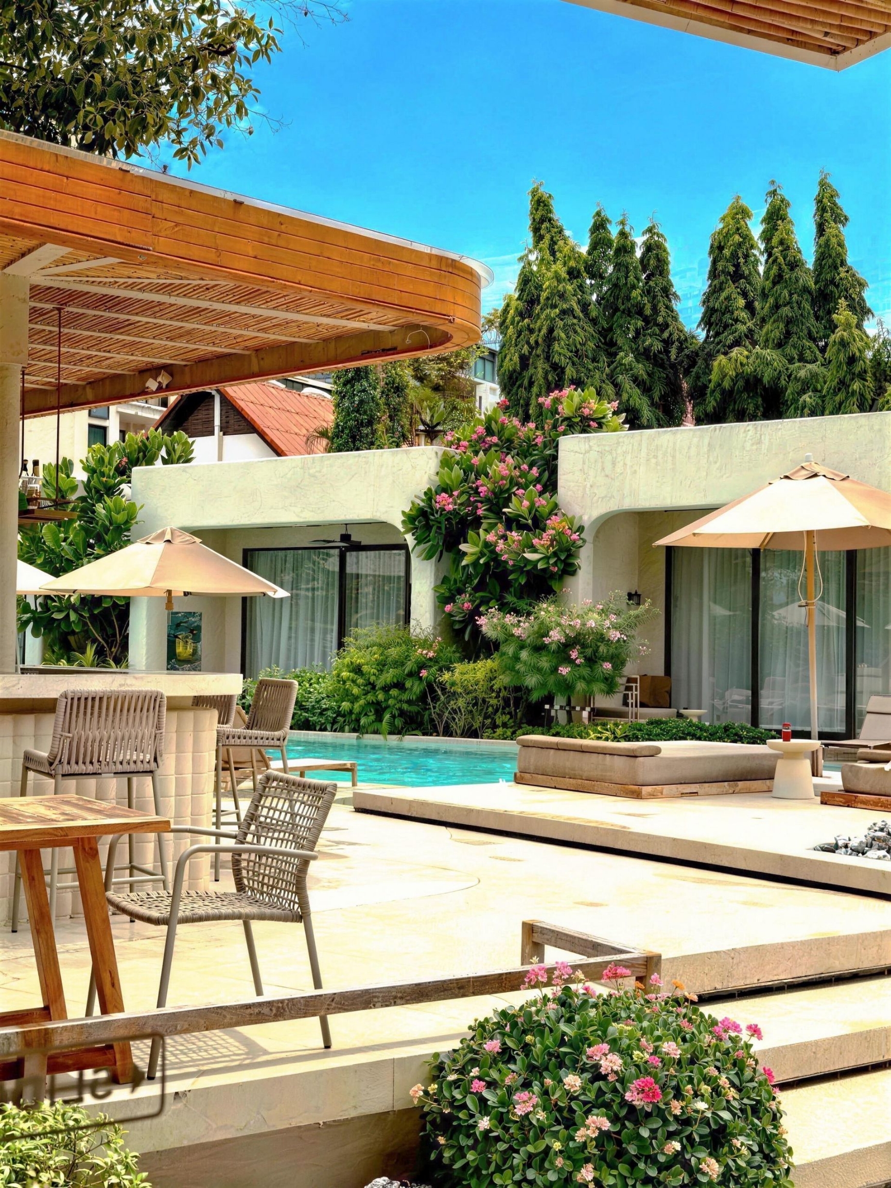 · 
Hey guys! Found a super comfortable resort in Phuket! 😊 Newly opened in 2025, with brand new facilities and a perfect experience~
· 
🌈 Just a 3-minute walk to Patong Beach
🌈 Stunning saltwater infinity pool
🌈 Private standalone villas with great privacy
· 
📍 The location is really convenient! Right in the Patong area of Phuket, just a few minutes' walk to the lively Patong Beach🌊 The Patong nightlife district is only about a 10-minute walk away, making it super easy to visit the bar street at night~ It takes about 45 minutes by car from Phuket International Airport, and the hotel offers airport shuttle service, which is very convenient🚗
💕 I really like how the hotel offers tranquility amidst the bustle! Although close to the lively area, the resort itself is very quiet, with garden designs that help you relax🌴 The overall style is modern Thai, with white buildings paired with greenery, perfect for taking great photos📸
· 
🛏️ The rooms feature a smart control system! Lights and air conditioning can be easily adjusted via a panel, making operation very smooth~ Each room has a safe, cable TV, minibar, and refrigerator, with complete bathroom amenities🚿 Some room types have balconies or terraces, perfect for sitting outside comfortably in the morning~
🏊‍♀️ There is also a stunning saltwater infinity pool! The water is very clean and won’t dry out your skin when swimming. Next to the pool is a pool bar🍹 The children's swimming area is thoughtfully designed, making it very safe for kids to play in the water~ There are plenty of loungers by the pool, perfect for sunbathing and enjoying the view in the afternoon, fully enhancing the vacation vibe!
· 
🌿 The resort is full of greenery, with beautifully maintained gardens that lift your mood during a stroll~ The spa center offers traditional Thai massages, perfect for relaxing after a tiring day💆‍♀️ The fitness center is well-equipped, so you can keep up with your workout routine even while traveling~
🍽️ The restaurant has an open environment and offers a variety of cuisines, with live music performances in the evening🎵 Breakfast options are abundant and buffet-style, so you can eat to your heart’s content, with especially fresh fruit😋 Room service is also very convenient, great for dining in when you don’t want to go out~
