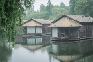 雨の日に烏鎮へ行き、水辺の部屋に泊まり、江南の雨を聴く