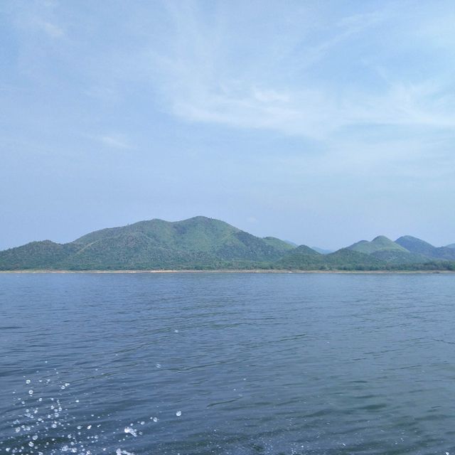 ภารกิจ ล่องเรือ ให้อาหารลิงที่ แก่งกระจาน