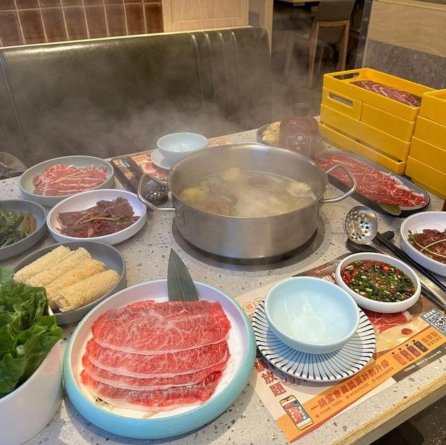 舒適闊落。近百款食材之火鍋放題店