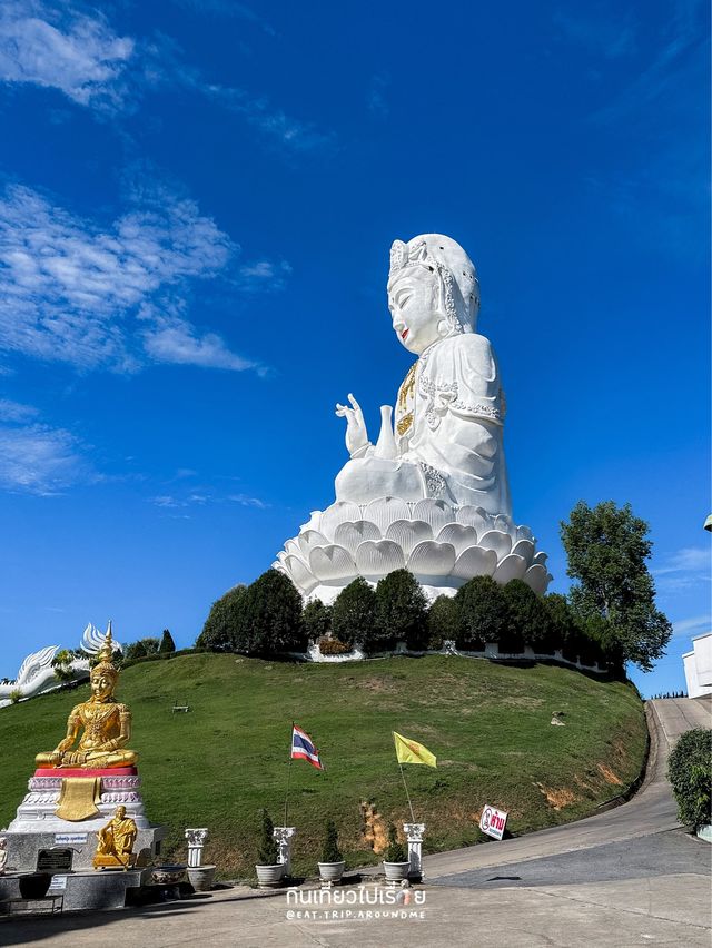 ทำบุญกันที่วัดห้วยปลากั้ง