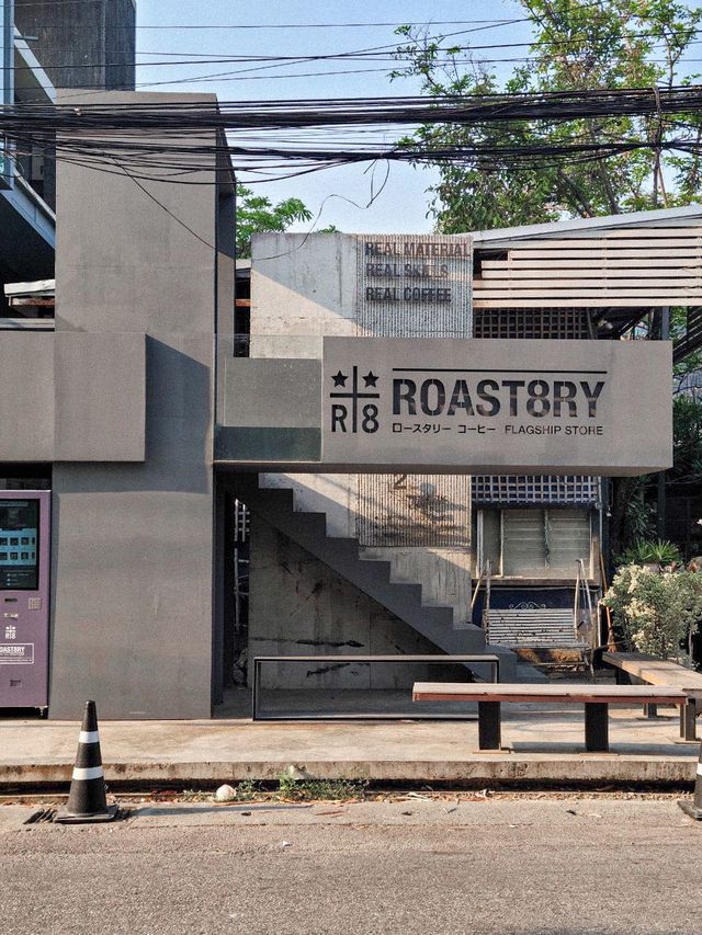 Roast8ry LAB ร้านคาเฟ่เจ้าดังขึ้นชื่อเรื่องลาเต้