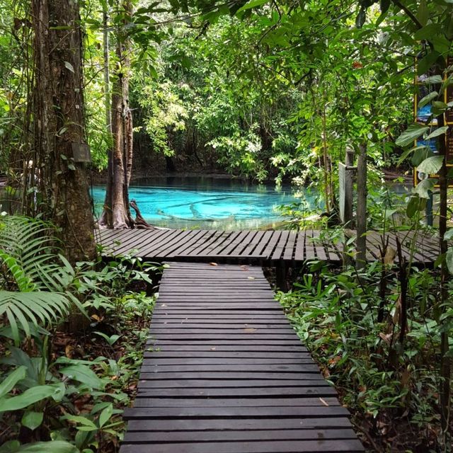 สระน้ำผุด : Blue Pool 