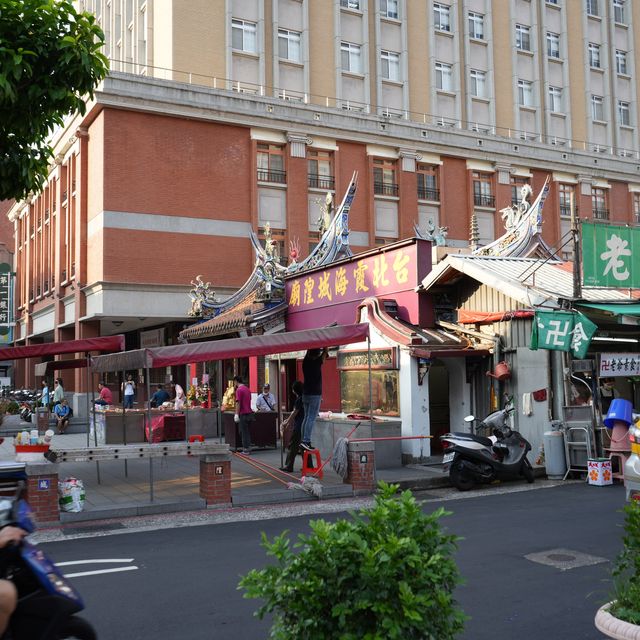 特色台灣舊街道 「迪化街」最靈「城隍廟」