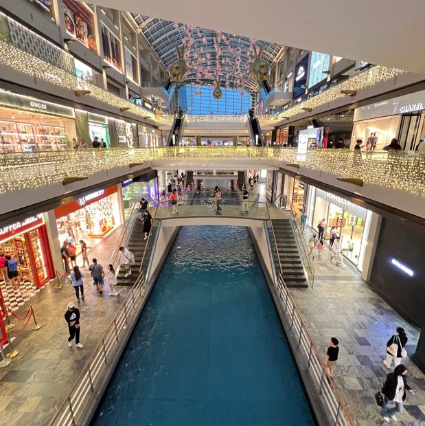 💌 Love boat on indoor river