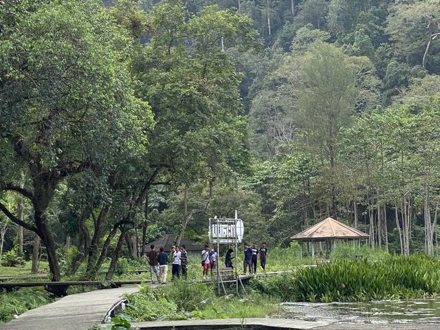 อุทยานแห่งชาติทะเลบัน ที่นี่โอบล้อมด้วยเทือกเขา