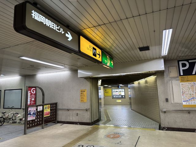 福岡・博多。博多駅の地下街と地下鉄祇園駅を結ぶ『祇園駅(博多旧市街口)方面連絡通路』と『Fギャラリー』