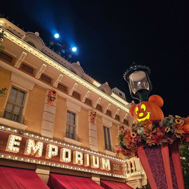 投入迪士尼的黑色世界，開心萬聖節🎃