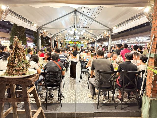 喬德夜市JODD FAIRS 曼谷逛夜市的好選擇｜喬德夜市巨無霸火山排骨