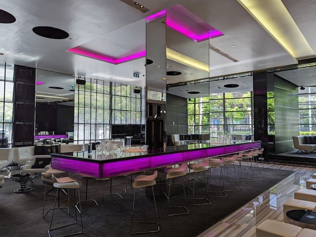 曼谷W酒店：豪華舒適，價格較高