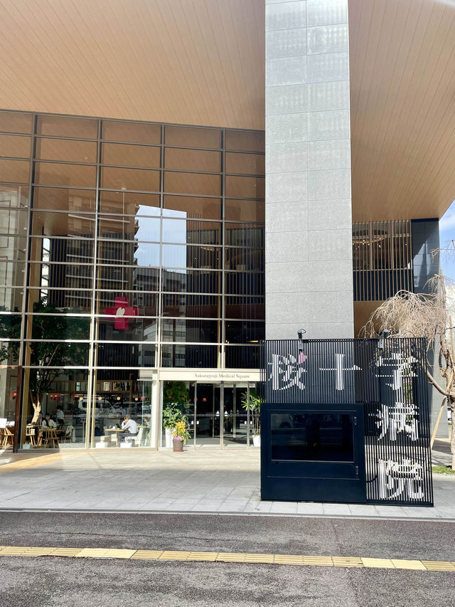 【福岡カフェ】店内にある見上げるぐらい大きなベンジャミンの木が印象的なカフェ