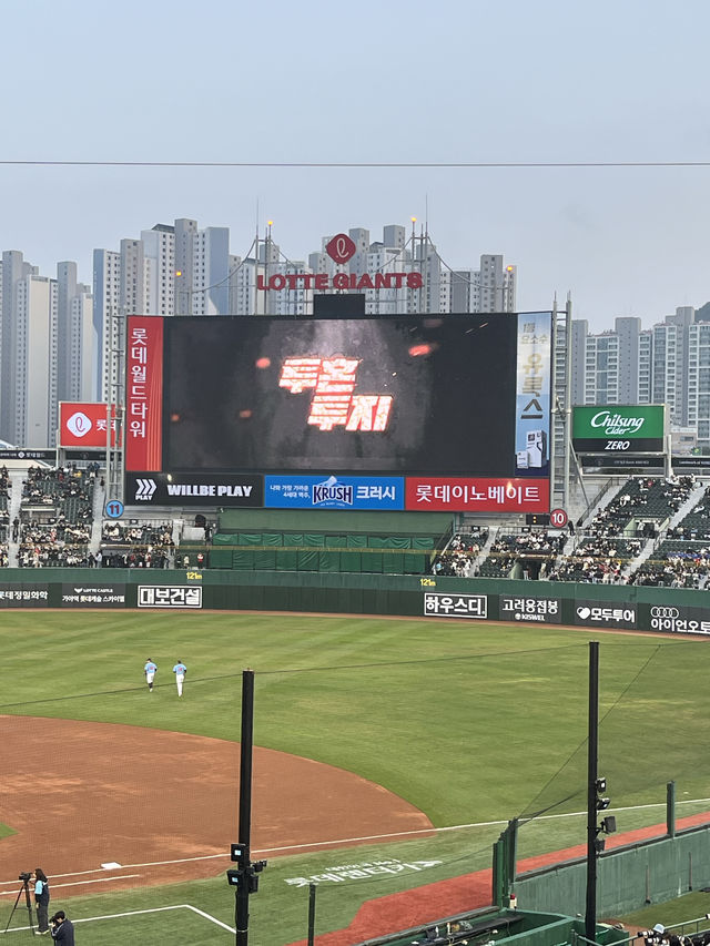 사직야구장은 현재 짱구 콜라보전시중!