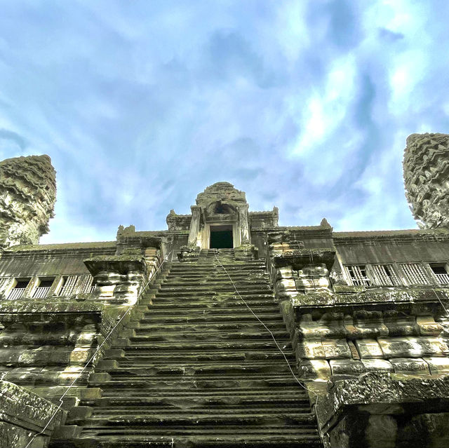 🥰 Witness the Breathtaking Sunrise at Angkor Wat! ✨