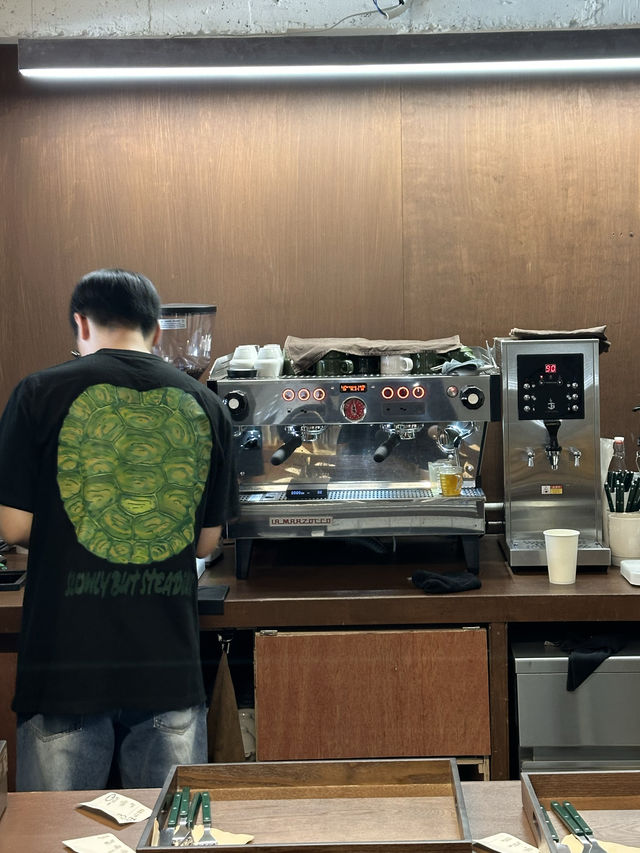 모던하고 감각적인 실내공간에서 🍮 귀여운 거북이를 닮은 디저트를 즐기실 수 있는 용산구 실내데이트 명소
