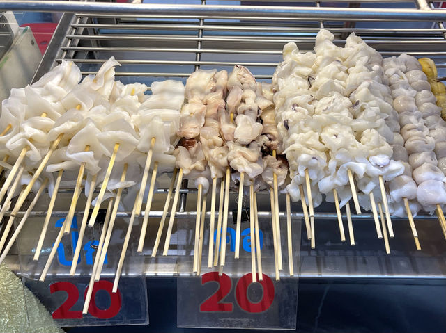 นายปาดหมึกย่างหมวกแดง ร้านเก่าแก่เมืองปากน้ำ