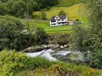 隱身在松恩峽灣(Sognefjorden)深處的挪威迷你小村落Undredal