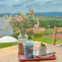 คาเฟ่ลับเขาใหญ่ ตั้งอยู่บนเนินเขา บรรยากาศดี