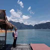 เขาหินปูนในน้ำสีเขียวมรกต