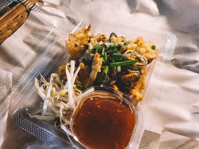 ตลาดร่มไม้ชายน้ำ วัดพระลอย