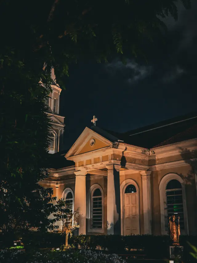 🇸🇬 Cathedral of the Good Shepherd: A Serene Nighttime Beacon in the Heart of the City