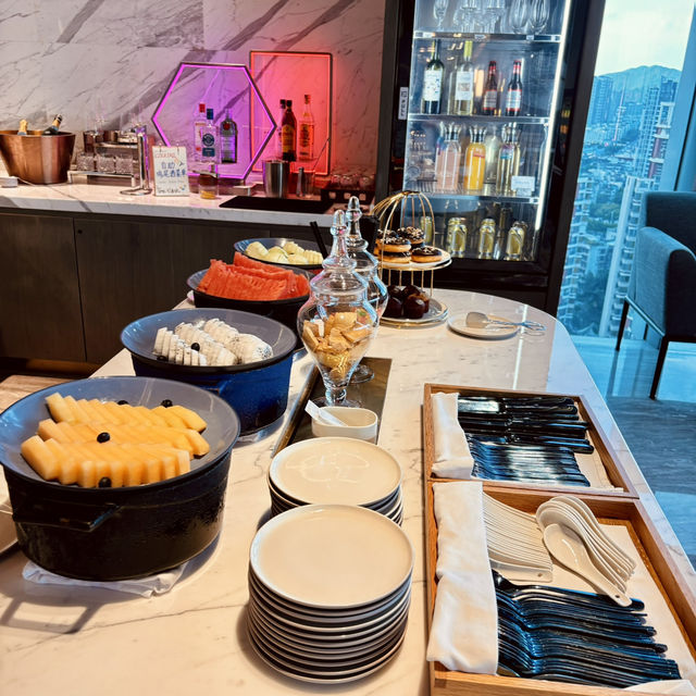 **Renaissance Zhuhai Club Lounge Bar: A Coastal Retreat**
