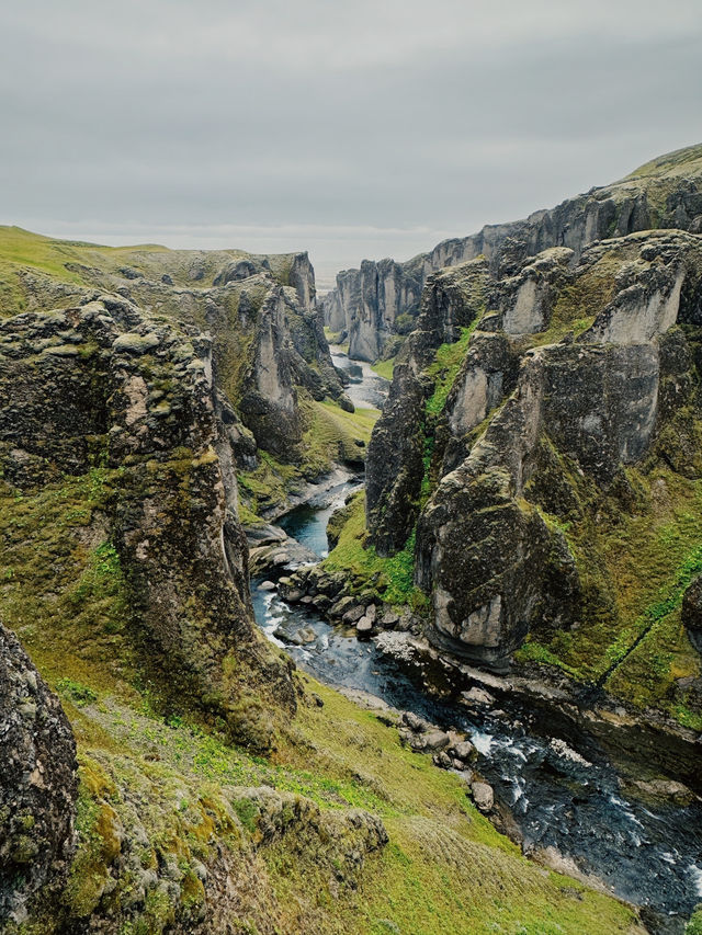 🇮🇸 冰島 峭壁高聳 色彩斑斕 像羽毛般的宏偉峽谷🪶