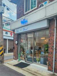 연남동 주택가 골목에 자리잡은 힙한 감성 카페 < 멜롭스 >