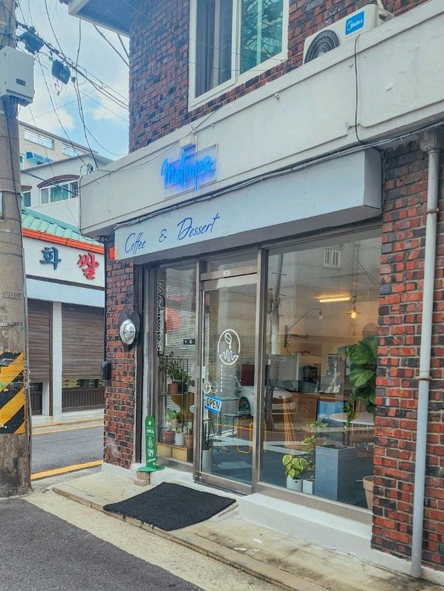 연남동 주택가 골목에 자리잡은 힙한 감성 카페 < 멜롭스 >