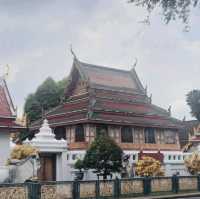 วัดสระเกศ วัดที่มีถ้ำและภูเขาจำลอง กลางกรุงเทพ✨️