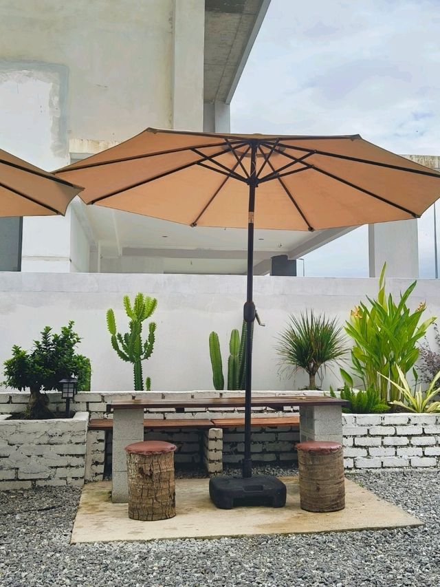 Unwind This Holiday Season with Friends at La Vida Cafe