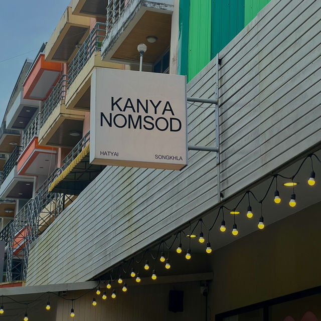 Kanya Nomsod: A Cozy Street-Side Cafe in Hatyai