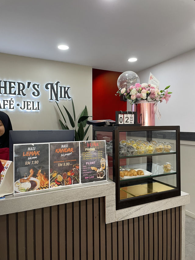 Popular spot for fried chicken lovers in Jeli