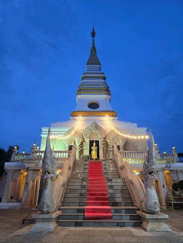 พระธาตุหล้าหนอง: พระธาตุกลางน้ำ ริมโขงเมืองหนองคาย