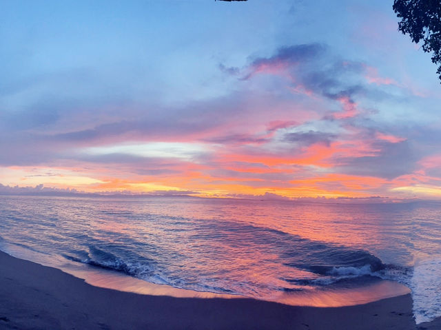 龍目島當地著名景點推薦：Senggigi Beach，適合拍照打卡親子遊。