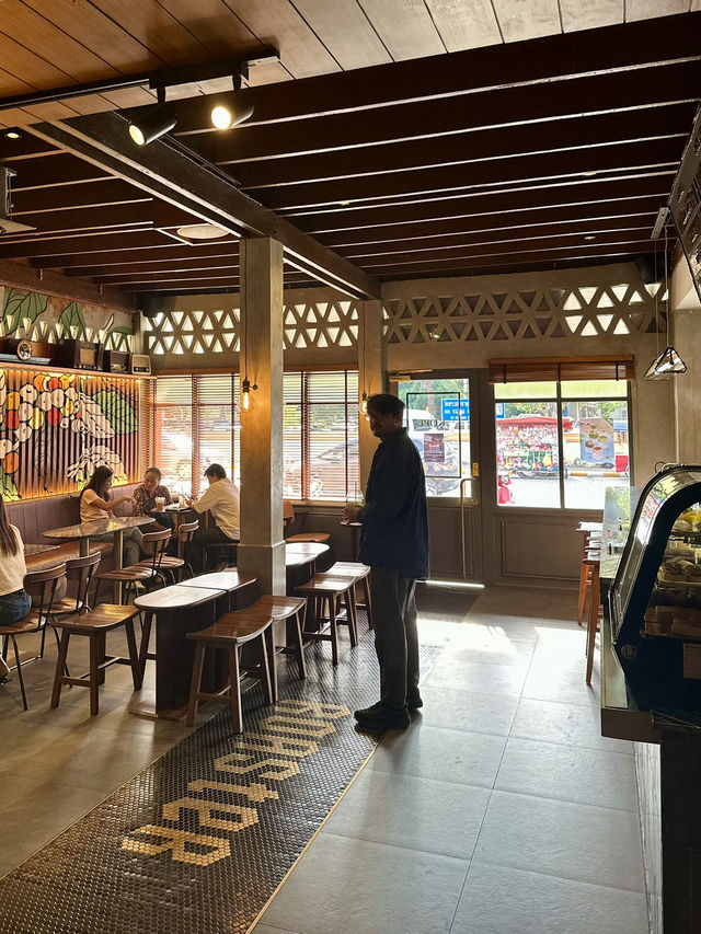 จิบกาแฟ แลพระธาตุเมืองคอน ที่ร้าน Kopi Roaster