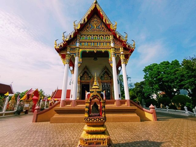 泰國曼谷湄南河畔著名古跡皇家寺廟景點：Wat Sai Mai，金黃色華麗寺廟建築群，適合打卡拍照📸冥想