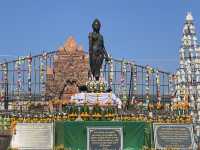 อนุสาวรีย์พระนางจามเทวี 📌