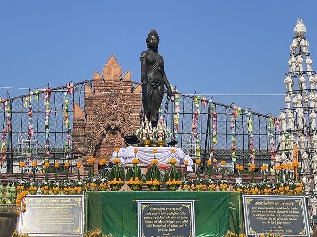 อนุสาวรีย์พระนางจามเทวี 📌