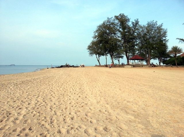 Samila Beach : A Great Spot to Relax and Take in the Sea Breeze