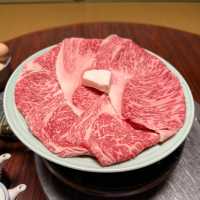 当日仕入れた最高級の松阪牛のすき焼きが堪能できるお店🍲